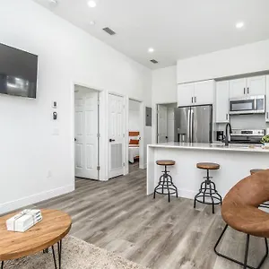 Holiday home 2br Spacious House In Heart Of West, Tampa